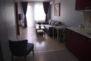 A Hotels & Suite في أنقرة: غرفة معيشة مع أريكة وطاولة