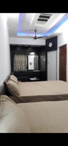 1 dormitorio con 1 cama y luz azul en Srirangam Homestay, en Srīrangam