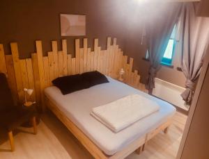 Posto letto in camera con recinzione in legno. di Noax gite Durbuy a Durbuy