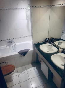 een badkamer met een wastafel, een bad en een toilet bij Noax gite Durbuy in Durbuy