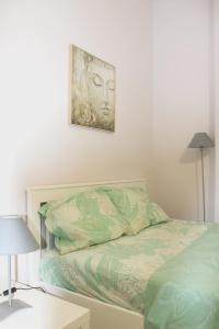 ein Schlafzimmer mit einem Bett und einem Bild an der Wand in der Unterkunft SERENITY yard apartment in Poros