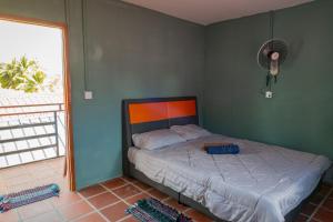 ein Schlafzimmer mit einem Bett in einem Zimmer mit einem Fenster in der Unterkunft Vagabonds in Phumĭ Kâoh Rŏng