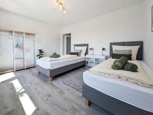 Кровать или кровати в номере Moderne Apartments im Zentrum - Hermannliving