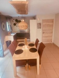 una sala da pranzo con tavolo e sedie in legno di Noax gite Durbuy a Durbuy