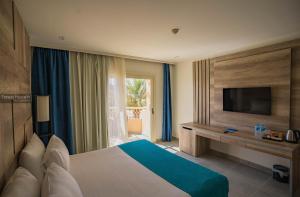TV a/nebo společenská místnost v ubytování Pyramisa Beach Resort Sahl Hasheesh