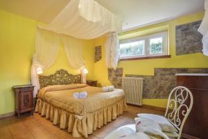 una camera con due letti e asciugamani di LIMONE di Home Hill a Piaggiori