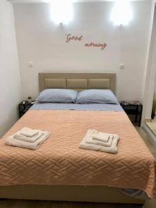 een slaapkamer met een bed met twee handdoeken erop bij Room Blue Moon Split in Split