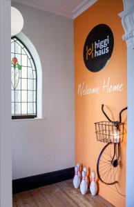 een kamer met een fiets aan de muur bij higgihaus 7 Bed Sleeps up to 18 Big Groups Best Location in Bristol