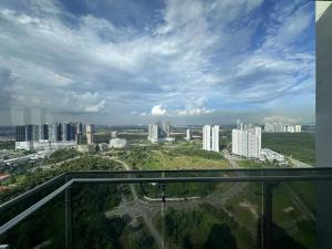 vista de uma cidade a partir do topo de um edifício em Comfort Stay-4min to Legoland em Nusajaya
