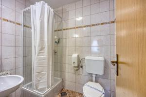 W łazience znajduje się toaleta, umywalka i prysznic. w obiekcie Rooms Centar w mieście Delnice