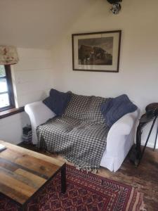 uma sala de estar com um sofá e uma mesa em Owl's Barn Quiet & private Twin bed 