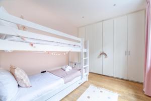 Stylish & Central 2-bed, 2-bath in Notting Hill emeletes ágyai egy szobában