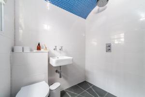 A bathroom at Stylish & Central 2-bed, 2-bath in Notting Hill