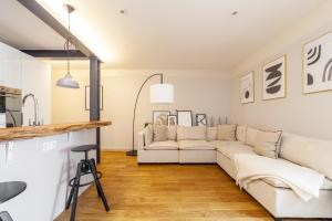 A seating area at Stylish & Central 2-bed, 2-bath in Notting Hill