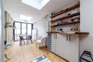 A kitchen or kitchenette at Stylish & Central 2-bed, 2-bath in Notting Hill
