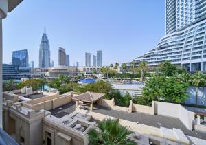 Blick auf die Skyline der Stadt mit hohen Gebäuden in der Unterkunft Burj khalifa partial view Peak living luxury 2BR Souk AL-Bahar Beside Dubai mall-GOLDEN HOMES in Dubai