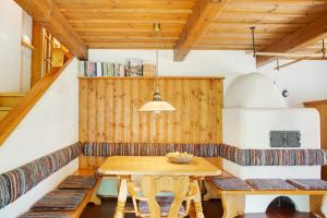 una sala da pranzo con tavolo in legno e panche di Berghütte Waldhäuser a Neuschönau