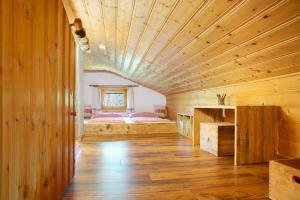 una camera con 2 letti e un soffitto in legno di Berghütte Waldhäuser a Neuschönau