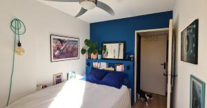 una camera da letto con una parete con accento blu e un letto di Charmant appartement - Residence avec piscine a Montpellier