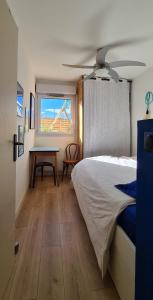 una camera con letto, tavolo e finestra di Charmant appartement - Residence avec piscine a Montpellier