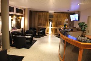 TV a/nebo společenská místnost v ubytování Bagnoles Hotel - Contact Hotel
