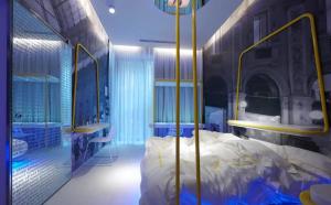 - une chambre avec un lit doté de poteaux jaunes dans l'établissement Town House Street, à Milan
