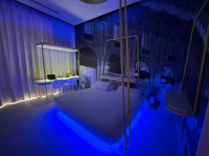 Cette chambre comprend un lit avec un miroir et des lumières bleues. dans l'établissement Town House Street, à Milan