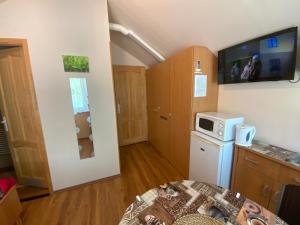 Kuchyňa alebo kuchynka v ubytovaní Első Fecske apartmanok