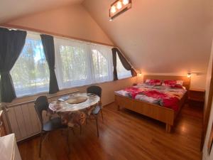Posteľ alebo postele v izbe v ubytovaní Első Fecske apartmanok