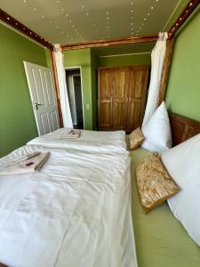 two beds in a room with green walls at Coast House Moana in Bremerhaven
