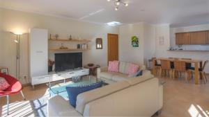 uma sala de estar com dois sofás e uma televisão em Luz casas-St James 215, 3 bedrooms,wi fi, air con,shared pool na Praia da Luz