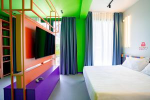 - une chambre avec un lit et un mur coloré dans l'établissement The Match Hotel, à Cervia