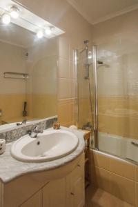 uma casa de banho com um lavatório e um chuveiro em Luz casas-St James 215, 3 bedrooms,wi fi, air con,shared pool na Praia da Luz