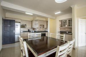 cocina con mesa y sillas en una habitación en Saints View Resort Unit 17, en Uvongo Beach