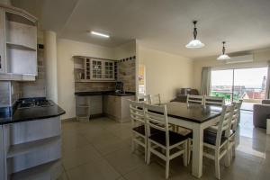 een keuken en eetkamer met een tafel en stoelen bij Saints View Resort Unit 17 in Uvongo Beach