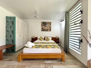 En eller flere senger på et rom på La Marigalantine - Piscine, Plage, Blue Dream