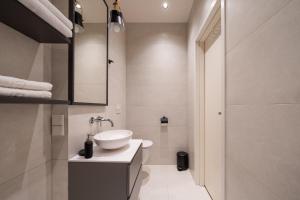 Ένα μπάνιο στο OldTown studio apartments in Modern house +74 φωτογραφίες