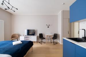 Μια τηλεόραση ή/και κέντρο ψυχαγωγίας στο OldTown studio apartments in Modern house