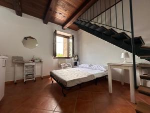 a bedroom with a bed and a spiral staircase at La Maisonette di Paestum - Vicino ai Templi & Wi-Fi gratuito in Paestum