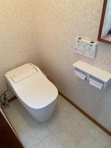 Relax Inn - Vacation STAY 68048v في كيسارازو: حمام مع مرحاض أبيض في الغرفة