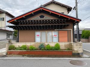uma pequena casa ao lado de uma rua em Relax Inn - Vacation STAY 68048v em Kisarazu