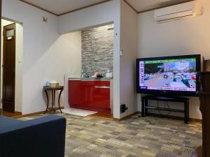 Relax Inn - Vacation STAY 68048v في كيسارازو: غرفة معيشة مع تلفزيون بشاشة مسطحة في غرفة