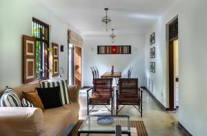 sala de estar con sofá y mesa en Villa Touch of Dutch en Tangalle