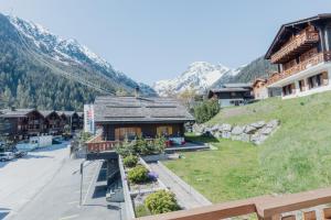 un edificio sul fianco di una montagna di Studio à 2 minutes des remontées mécaniques a Grimentz