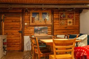 a dining room with a table and chairs at MOS Guesthouse Naturfreundehaus Brunig in Lungern