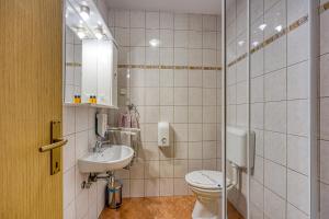 łazienka z toaletą i umywalką w obiekcie Rooms Centar w mieście Delnice