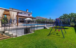 Bazén v ubytovaní 4 Bedroom Pet Friendly Home In Vodnjan alebo v jeho blízkosti