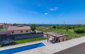 Bazén v ubytovaní 4 Bedroom Pet Friendly Home In Vodnjan alebo v jeho blízkosti
