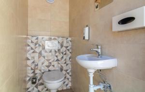 Kúpeľňa v ubytovaní 4 Bedroom Pet Friendly Home In Vodnjan