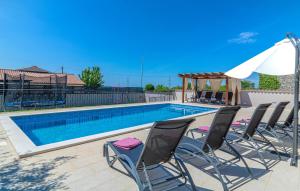 Bazén v ubytovaní 4 Bedroom Pet Friendly Home In Vodnjan alebo v jeho blízkosti